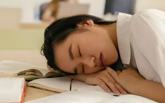 Studi all'università? Un'ora di sonno in più a notte migliora i tuoi voti