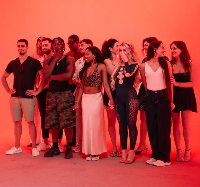 Il cast della versione italiana della serie Double Date Island di Tinder