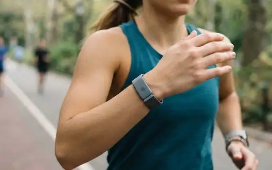 Apple sviluppa un fitness tracker senza schermo