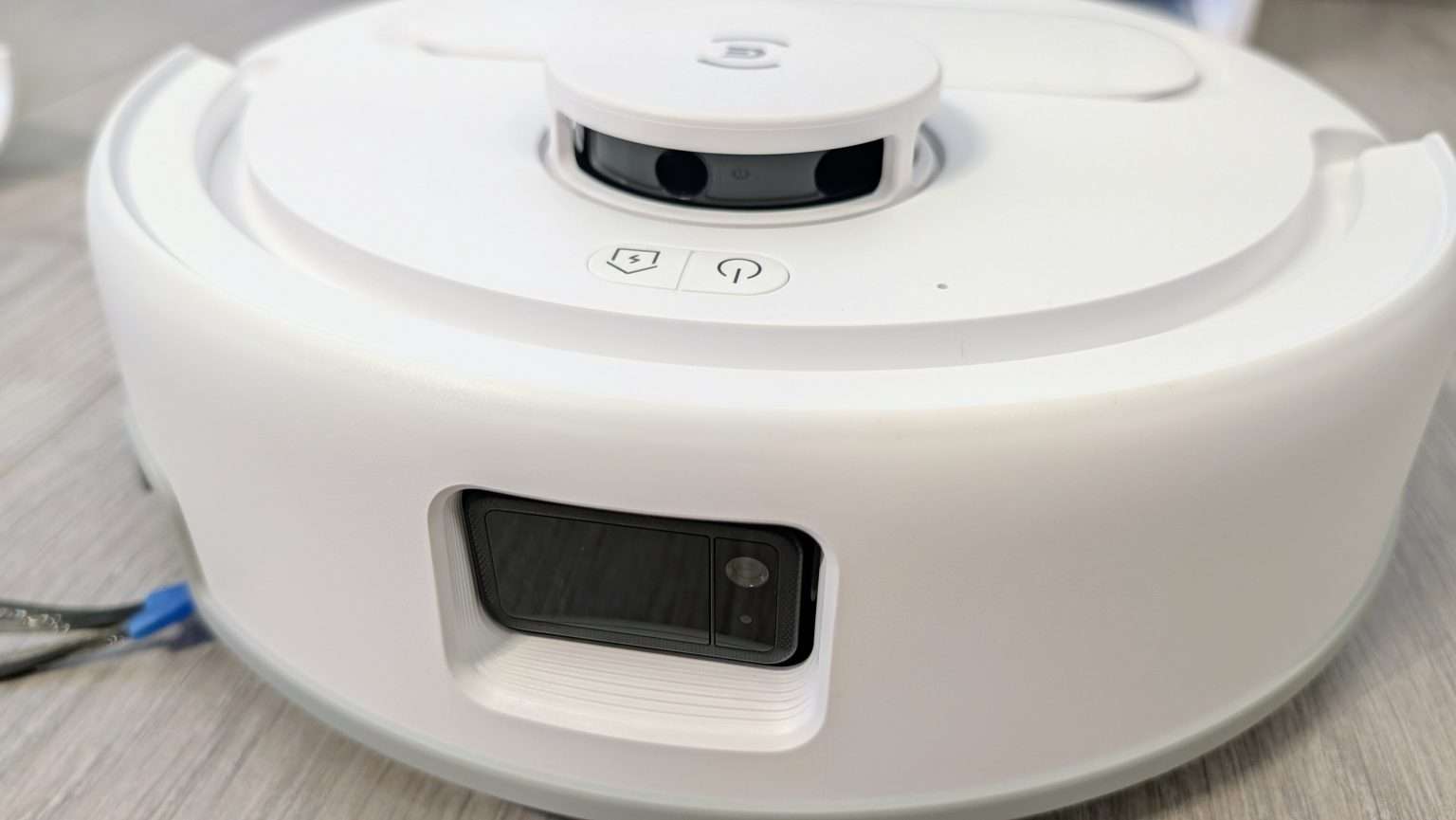 Anteprima: Recensione Ecovacs DEEBOT Mini 2: il robot aspirapolvere compatto che fa tutto