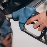 Benzina a 1,99 euro e diesel a 2,19: scattano i ribassi di Eni e IP
