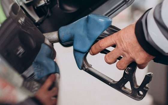 Benzina a 1,99 euro e diesel a 2,19: scattano i ribassi di Eni e IP