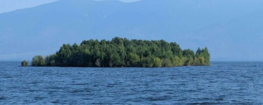 Un'isola misteriosa è emersa in un lago canadese: di cosa si tratta?