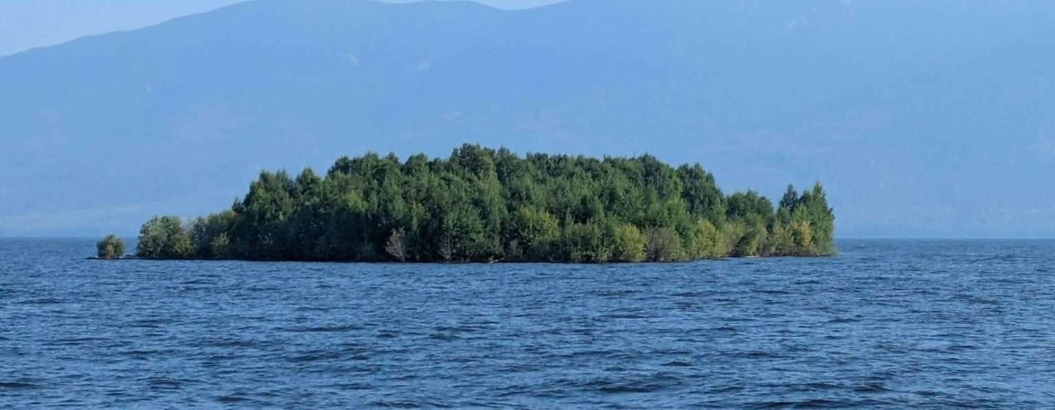 Anteprima: Un’isola misteriosa è emersa in un lago canadese: di cosa si tratta?