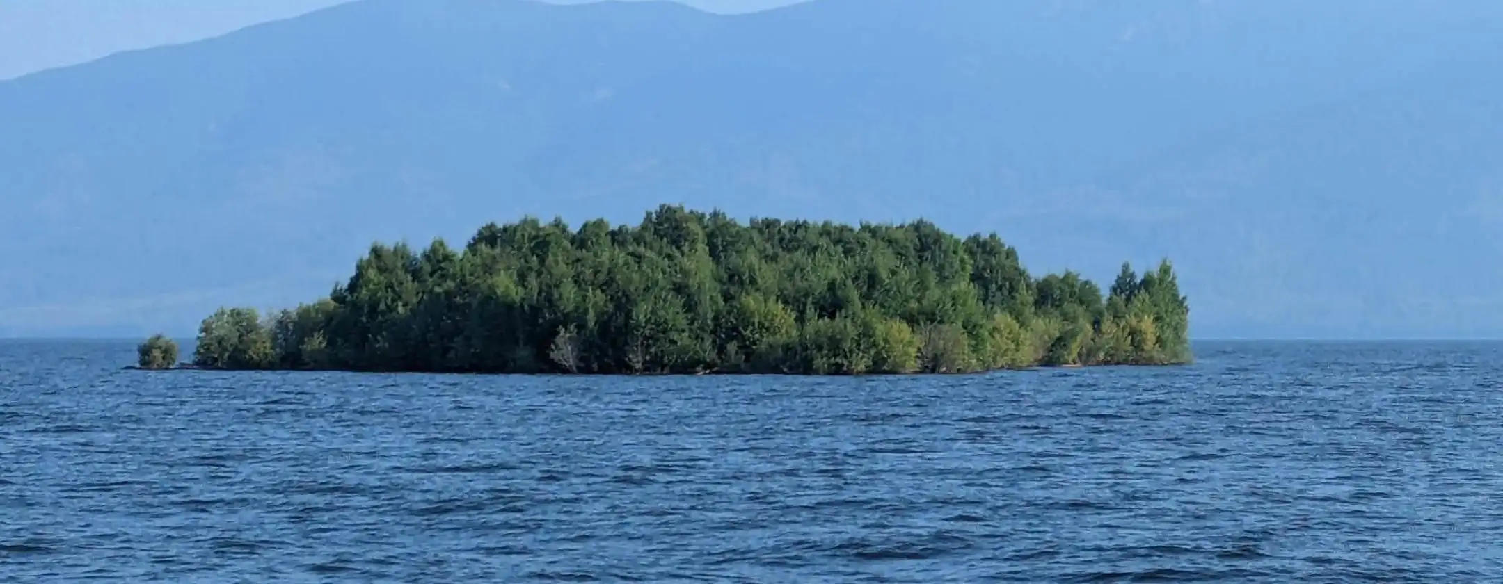 isola-misteriosa-emersa-lago-canadese