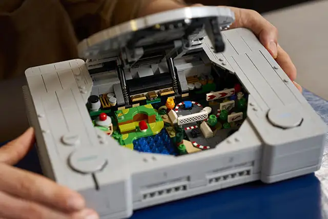 Un dettaglio del set LEGO dedicato alla prima PlayStation