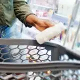 Attacco ai supermercati: frigo a 50 gradi e cibo buttato