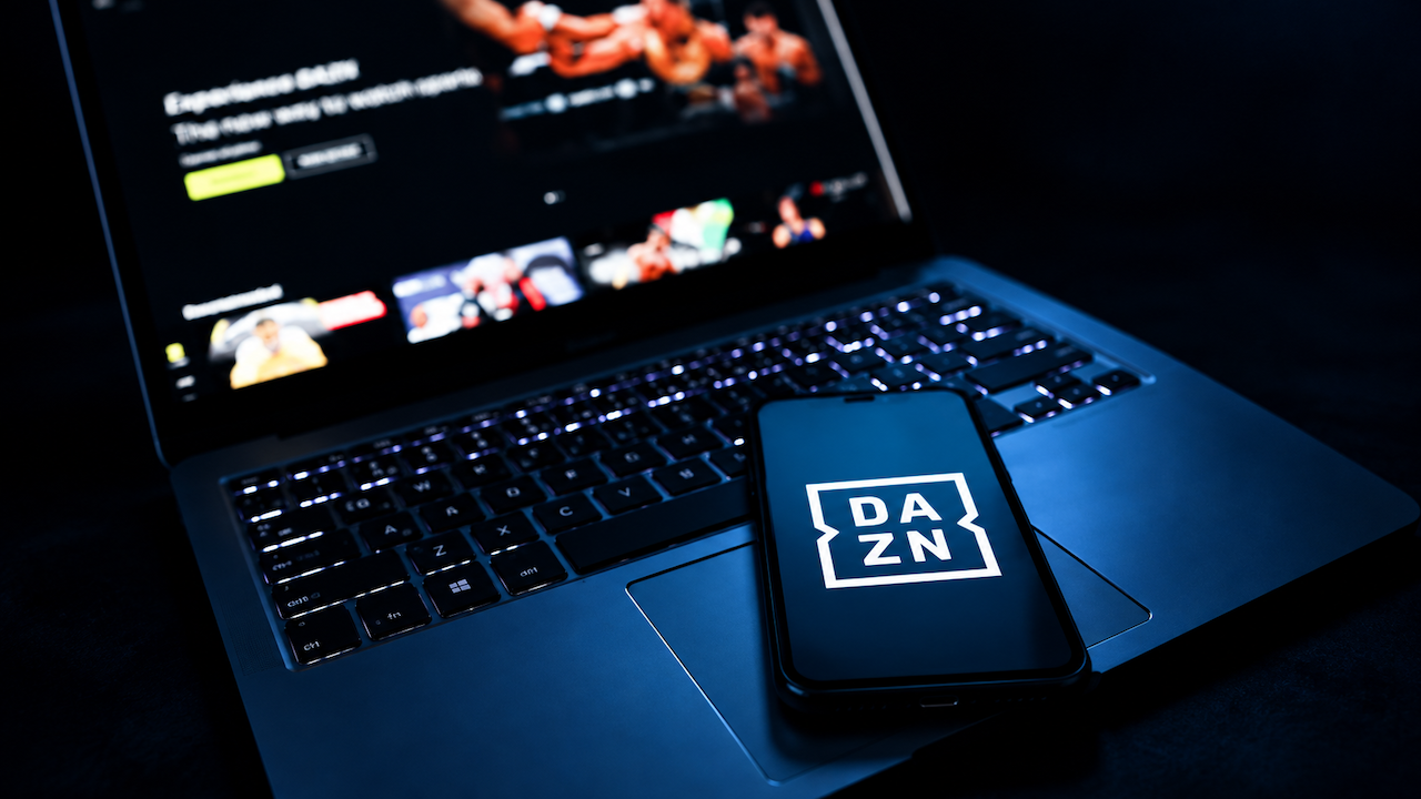 laptop e smartphone con logo dazn