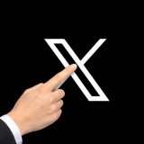 Perché X mostra una mano che indica 