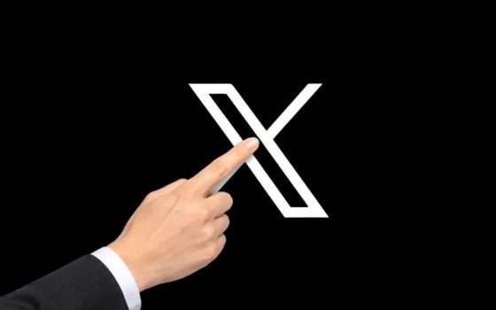 Perché X mostra una mano che indica 