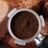 Gli scienziati spiegano come utilizzare i fondi di caffè